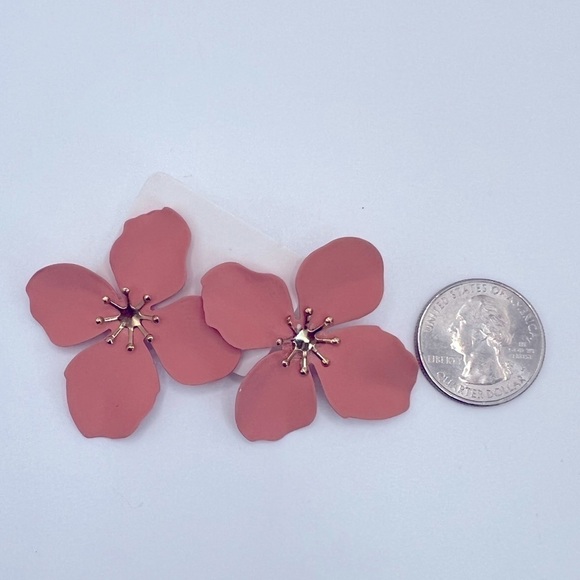 𝅺peach and Gold Flower‎ Stud Pierced Earrings NWOT - Picture 4 of 4